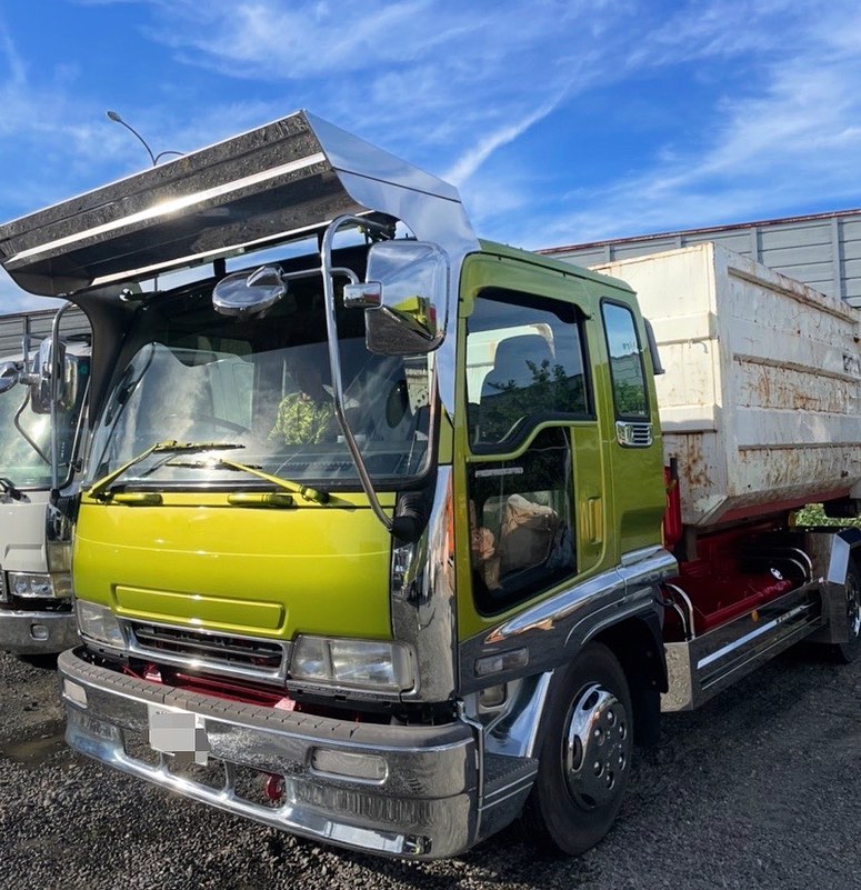 先日土砂禁ダンプ納めさせていただいたお客様、2台目　アームロール御納車させていただきました。特徴的なグリーン色がカッコいいですね️️#アームロール#土砂禁ダンプ #解体屋 #トラック #フォワード