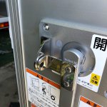 強引な割り込みされてハザードランプでごめんね的な出されると「あ~。イイけど別に。」って思う皆様お疲れ様です今日の作業風景はT様の商品車両の跳ね上げパワーゲートの鍵ができるよにって事で加工させてもらいました#名岐トラックオート#トラック #デコトラ #運送業 #架装 #整備 #修理 #中古車 #新車 #ステンレス #溶接 #amada 中古車、新車のトラックのご購入は名岐トラックオートまでよろしくお願い申します🤲